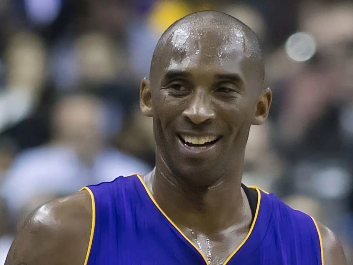     Коби Брайант погиб в авиакатастрофе в возрасте 41 года, вместе с ним была его 13-летняя дочь