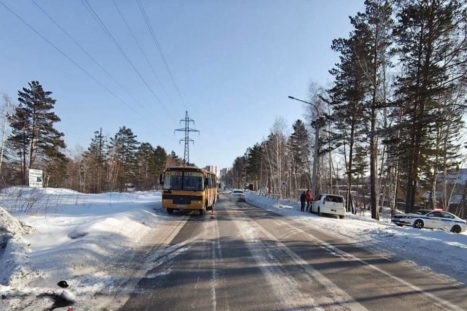    Школьный автобус столкнулся с «Тойотой Пассо» в Иркутском округе. Фото: Госавтоинспекция Иркутска.