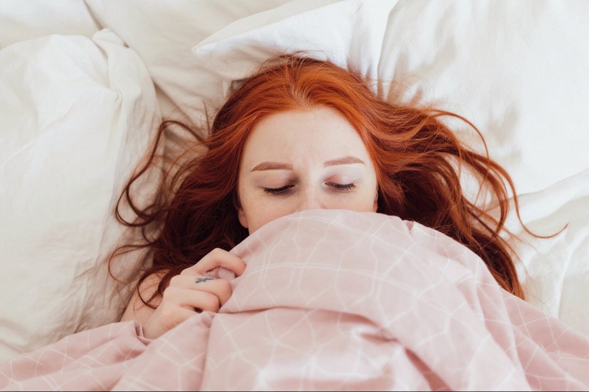 под одеялом