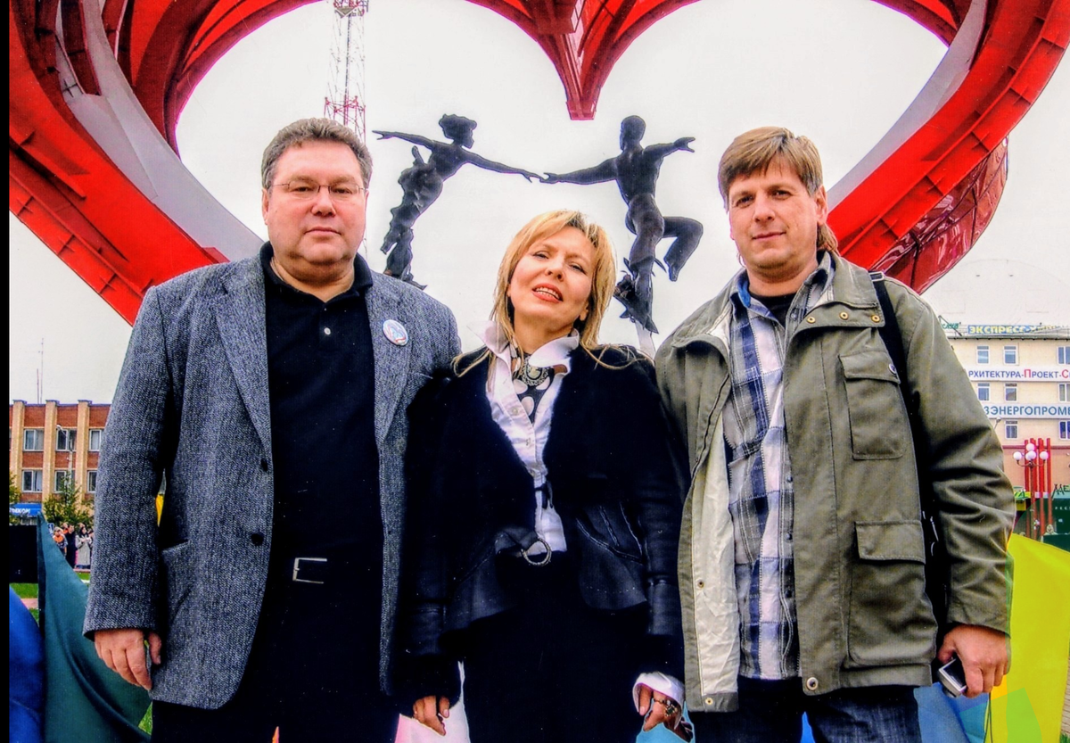 На фото: Виктор Митрошин, Ольга Кормухина, Игорь Крупнов. В день торжественного открытия, 20 сентября 2008 года на площади перед Дворцом бракосочетания, в городе Наро-Фоминск.