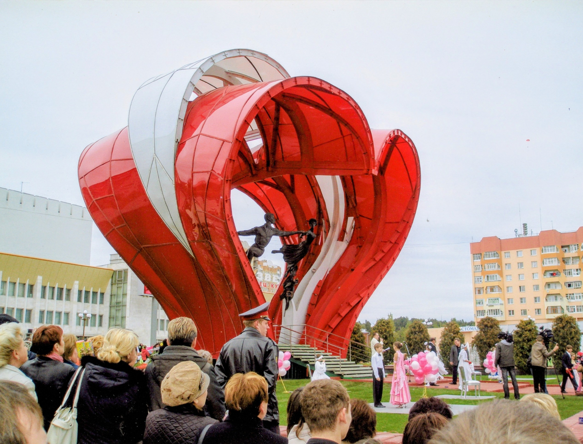 "СЕРДЦА ВЛЮБЛЁННЫХ" Монументально-декоративная композиция.
Скульптор Виктор Митрошин. В день торжественного открытия, 20 сентября 2008 года на площади перед Дворцом бракосочетания, в городе Наро-Фоминск.