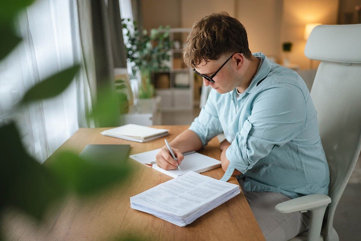 Заочная форма может быть как платной, так и бесплатной — уточняйте условия в вузе. Источник: Milyan Zhivkovich / Shutterstock / FOTODOM📷
