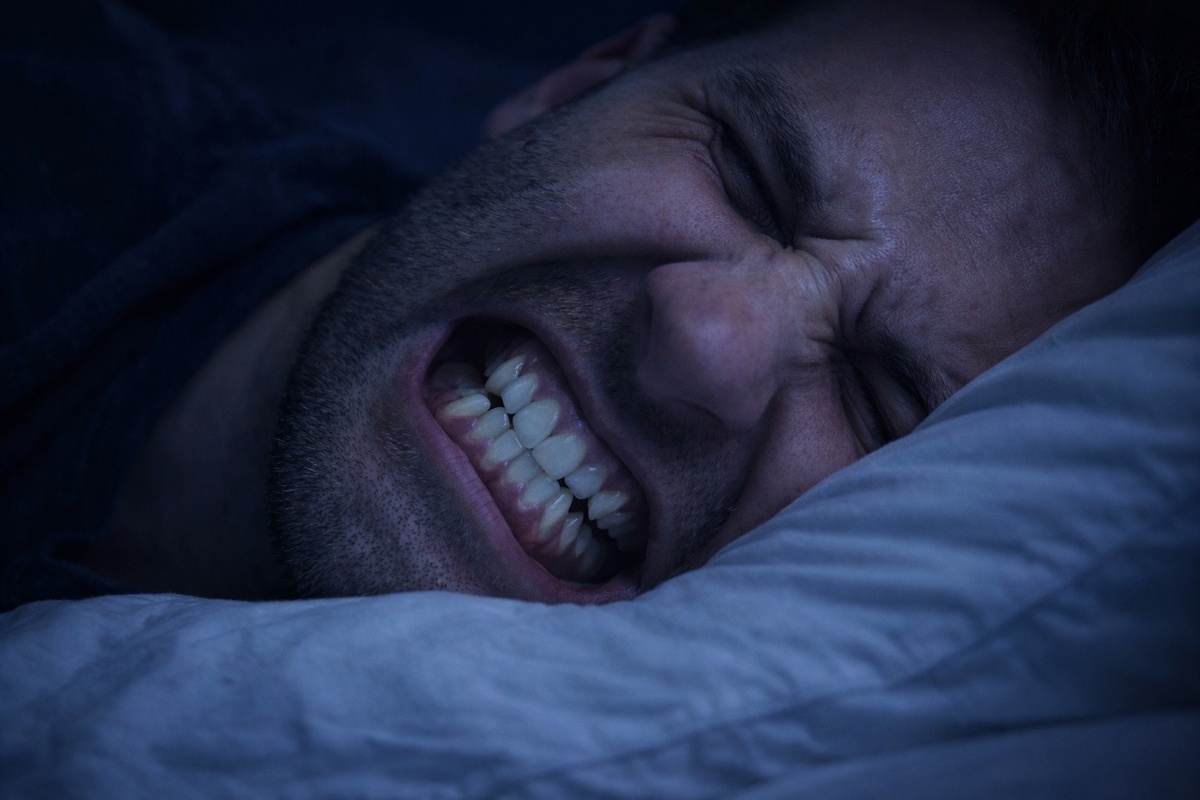    Хронический скрежет зубами способен менять овал лица из-за постоянного перенапряжения жевательных мышц