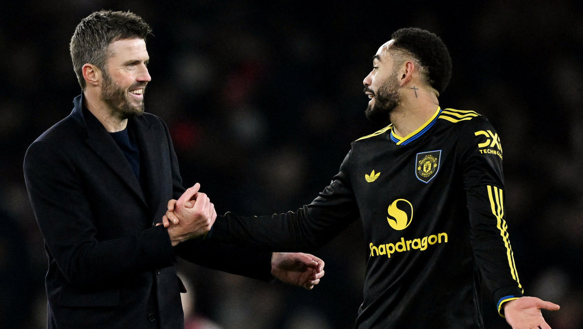    Майкл Кэррик и Матеус Кунья. Reuters