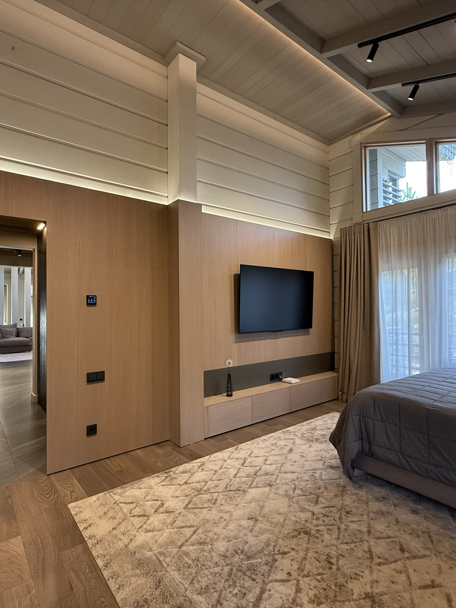 Встроенная мебель позволила провести недостающую электрику и скрыть дефекты на стенах