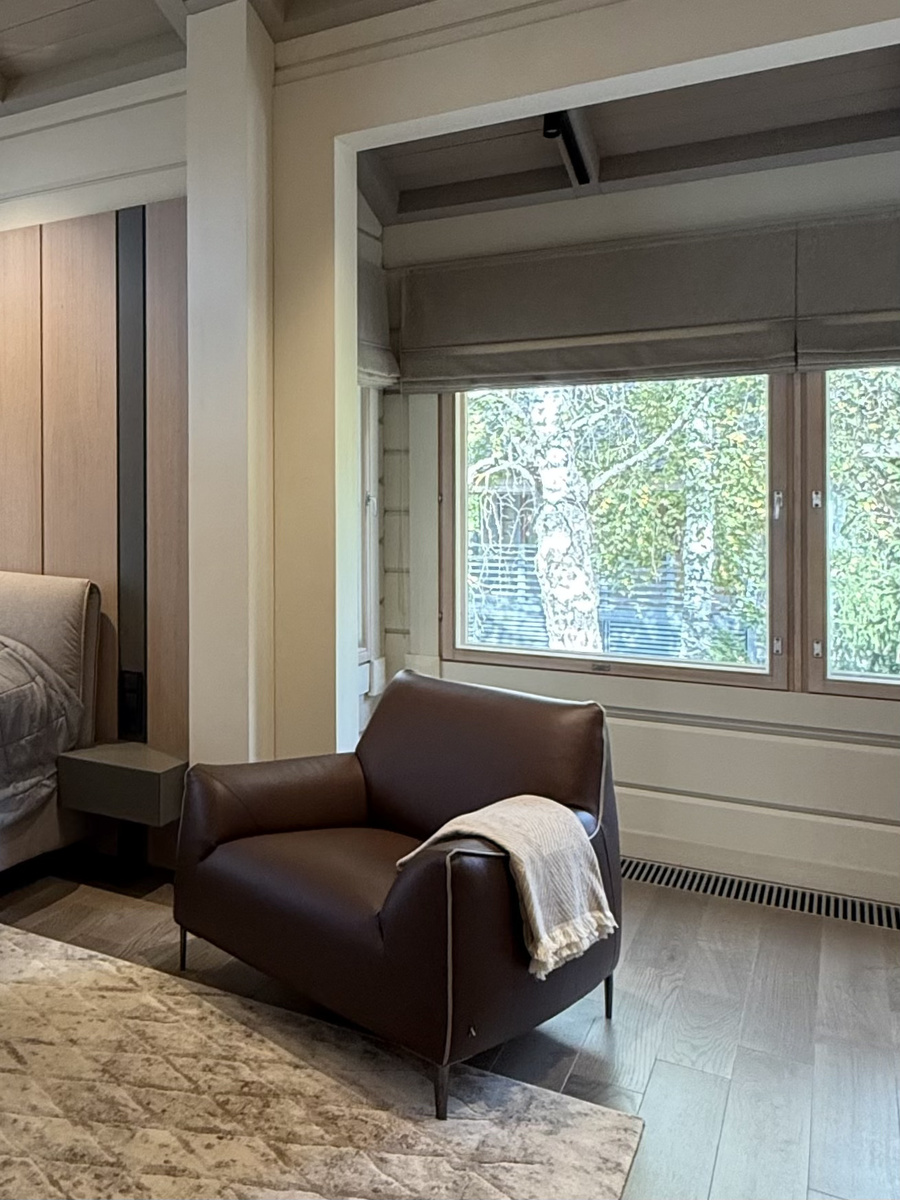 За изголовьем кровати смонтировали стену из панелей, что позволило провести электрику