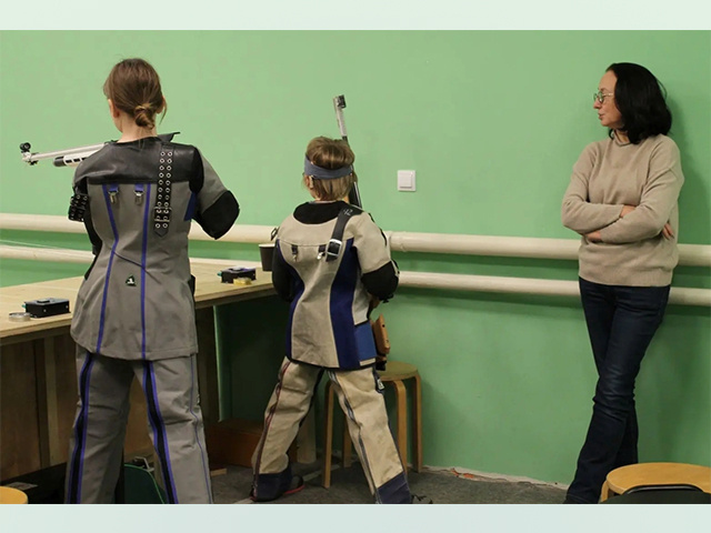 Олимпийская чемпионка учила стрелять тверских школьников