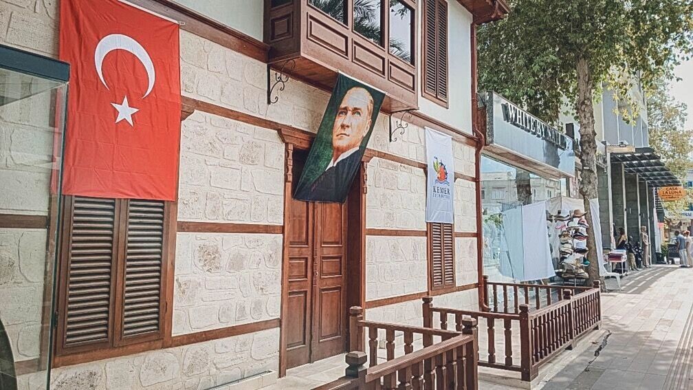    Происходит вытеснение русских культуры и языка   1MI