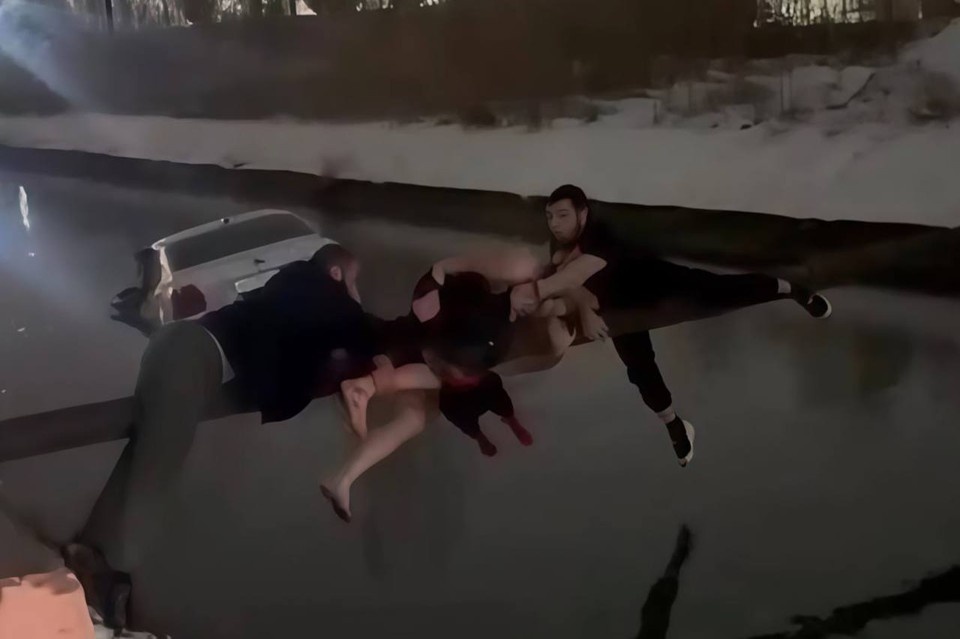    Отвага кавказских мужчин восхитила и земляков, и иностранцев. Фото: стоп-кадр видео очевидцев