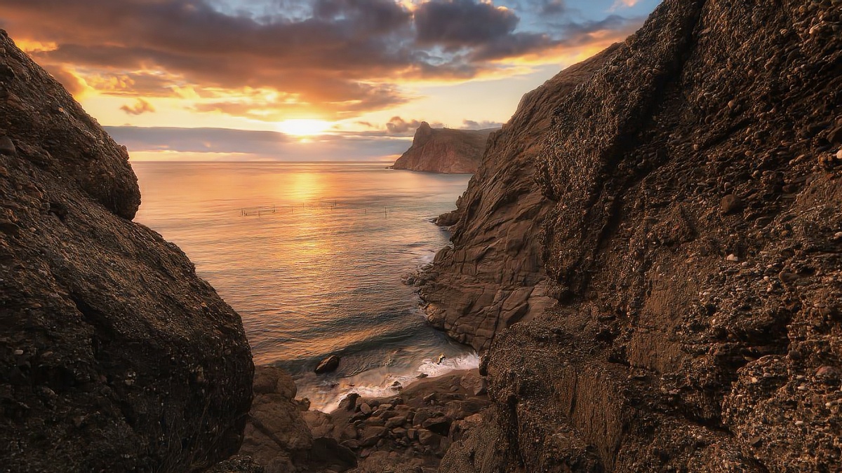  Глубокое ущелье длиной 2.5 км с вертикальными стенами высотой до 40 метров, выточенное рекой Улу-Узень в известняковых породах юрского периода (возраст 150 млн лет). На дне ущелья — бирюзовая река с кристально чистой водой, текущая к Черному морю. На скалах видны древние петроглифы и руины средневекового поселения Хасаут (XIV век). Координаты: 44°44′18″ с.ш. 34°31′45″ в.д. Глубина каньона — 35 метров, ширина у дна — 8 метров. Температура воздуха в ущелье +8°C из-за постоянной тени, влажность 90%. На стенах — уникальные растения: эдельвейс крымский и можжевельник высокогорный.