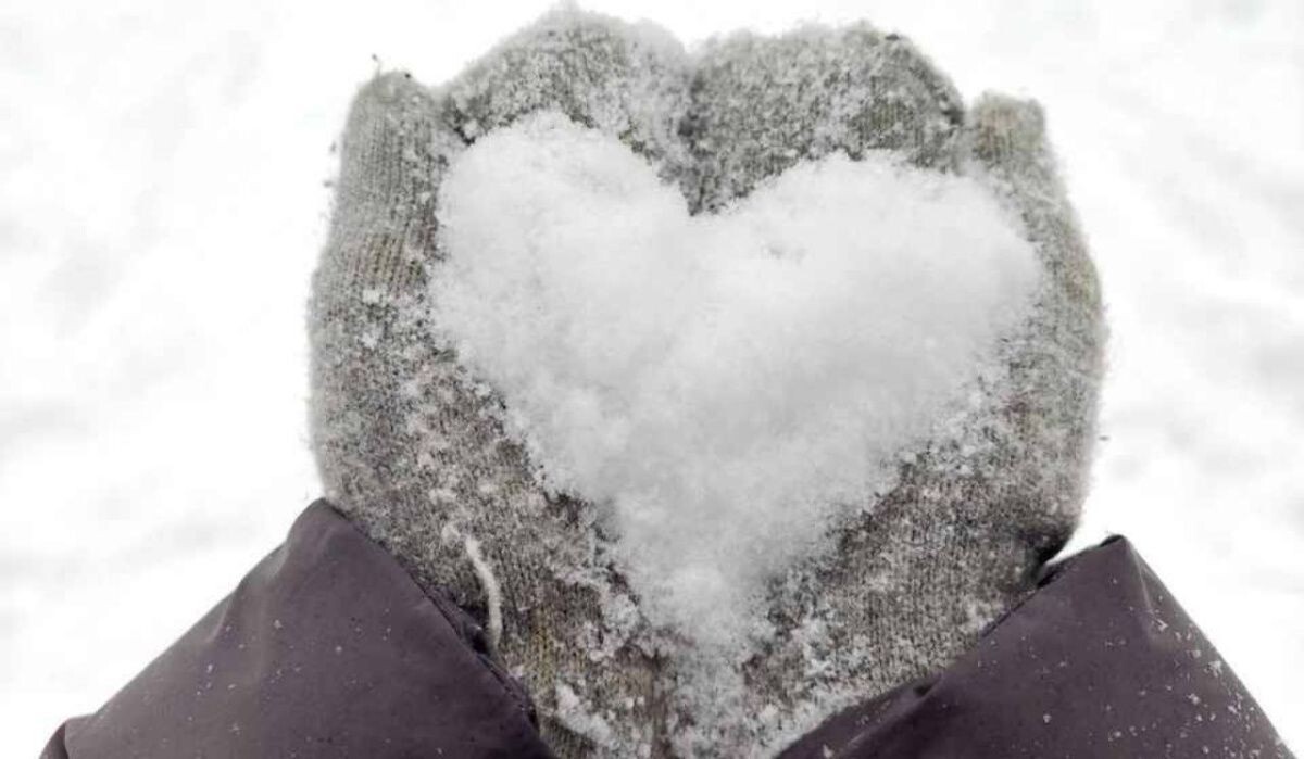     Сердце из снега в руках. Источник: chel.kp.ru Автор фото: Алексей Булатов