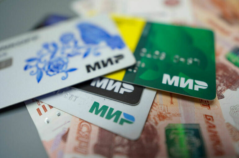 Неожиданные списания: почему карта вдруг становится платной, и как не потерять деньги