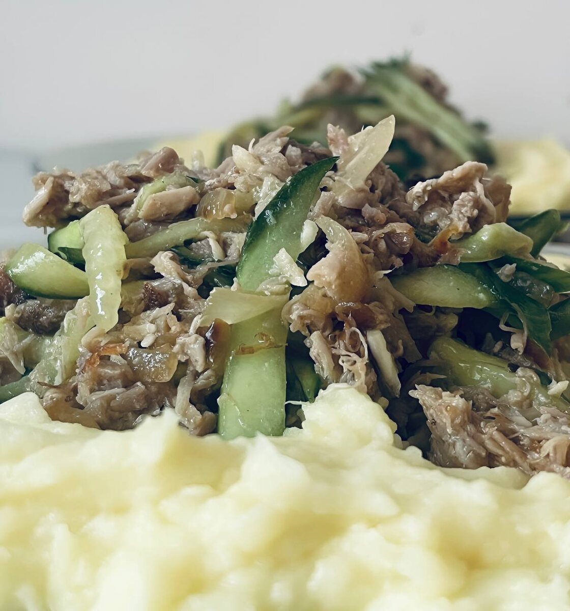 Рваная свинина с огурцами по-азиатски