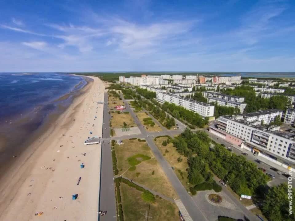 Вид сверху на набережную о. Ягры в летний период. Фото из открытых источников. 
