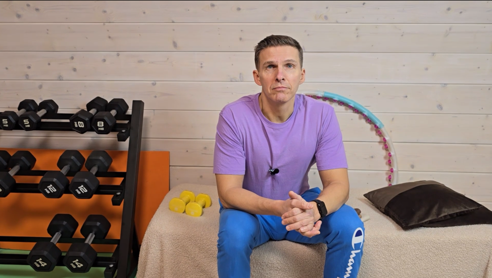 Фитнес-тренер Владимир Никифоров сейчас расскажет о том, какой инвентарь нужен дома для тренировок