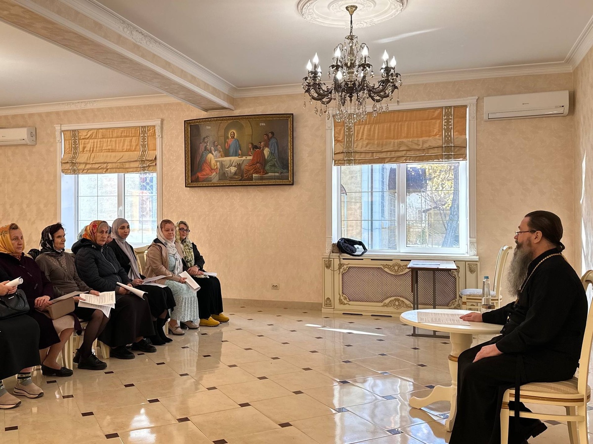 Встреча архиепископа Махачкалинского и  Дербентского Варлаама с женщинами. (источник фото: Махачкалинская епархия ©)