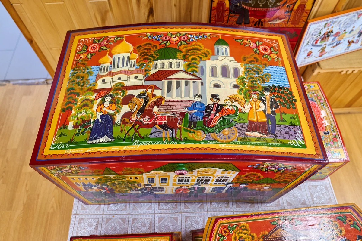 Сундук с городецкой росписью