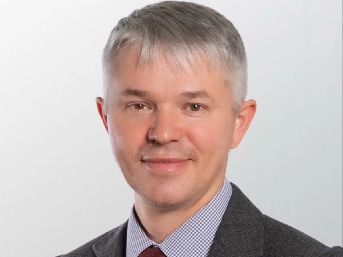    Директор лицея Петр Юзманов вспоминает, что будущий лыжник успешно совмещал учебу и занятия спортом