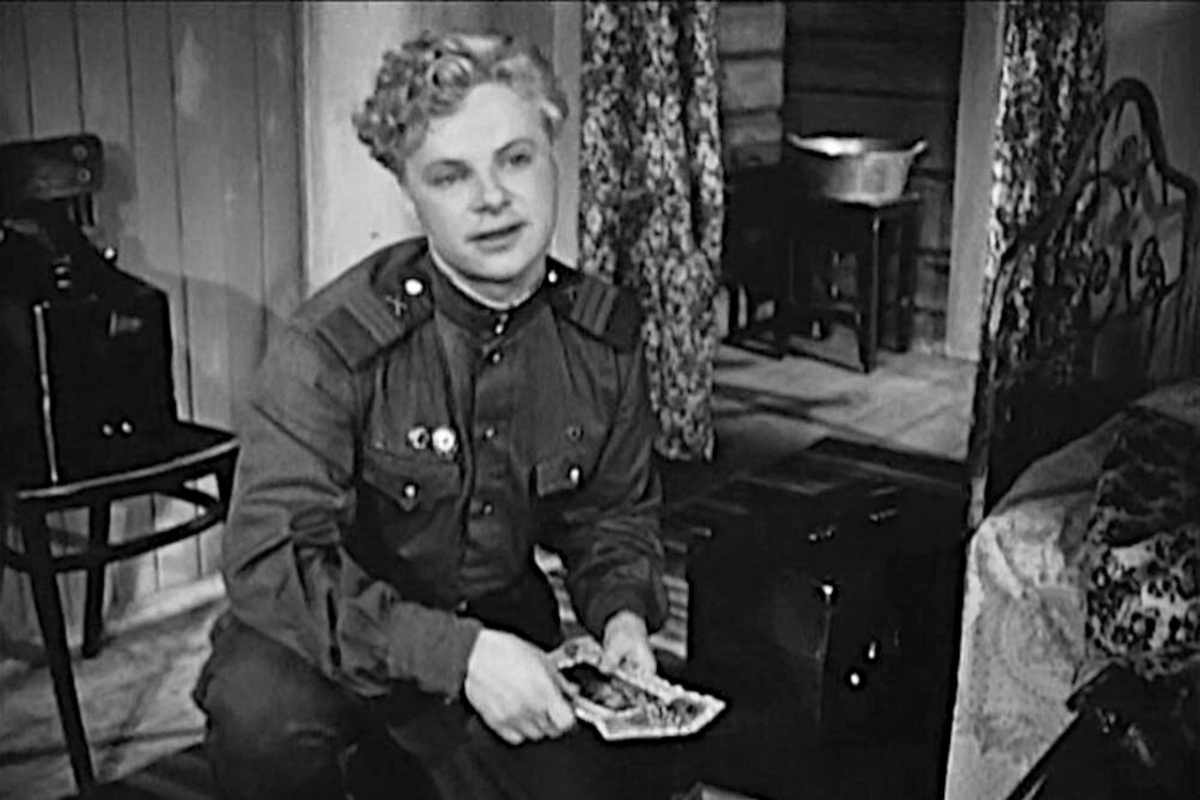 Молодой Леонид Харитонов в роли Ивана Бровкина, в солдатской форме, улыбается. Кадр из фильма «Иван Бровкин на целине» 