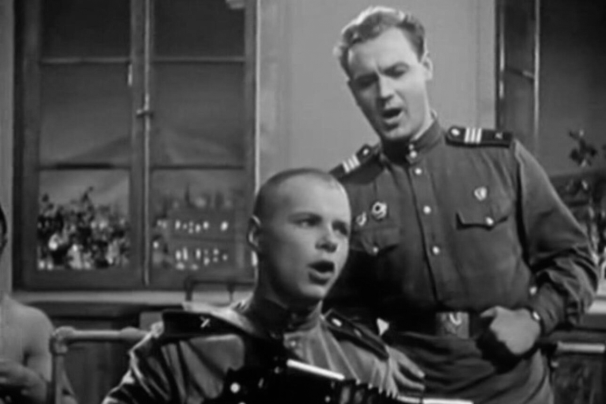 Кадр из фильма «Солдат Иван Бровкин» (1955) — Харитонов с гармошкой, в солдатской форме