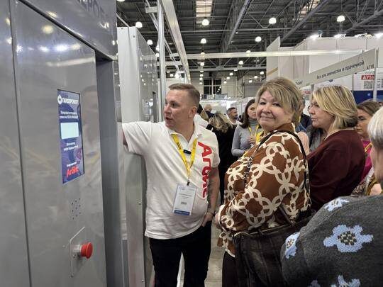 Гардеробот на стенде Агбис, рассказывает Игорь Зотов. Cleanexpo Moscow 2025