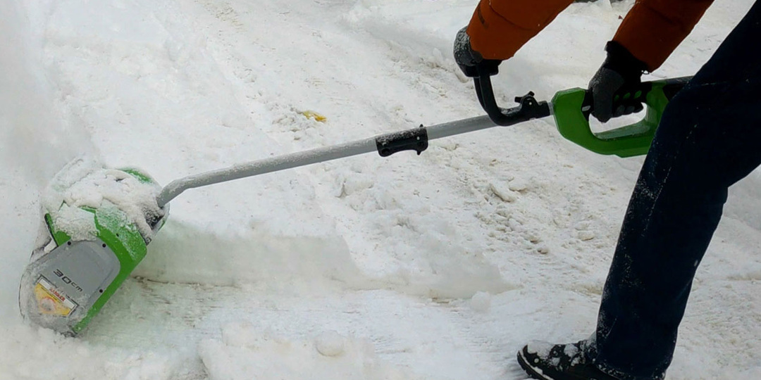 Аккумуляторная техника для уборки снега: почему лопата оказалась не лучшим вариантом?
