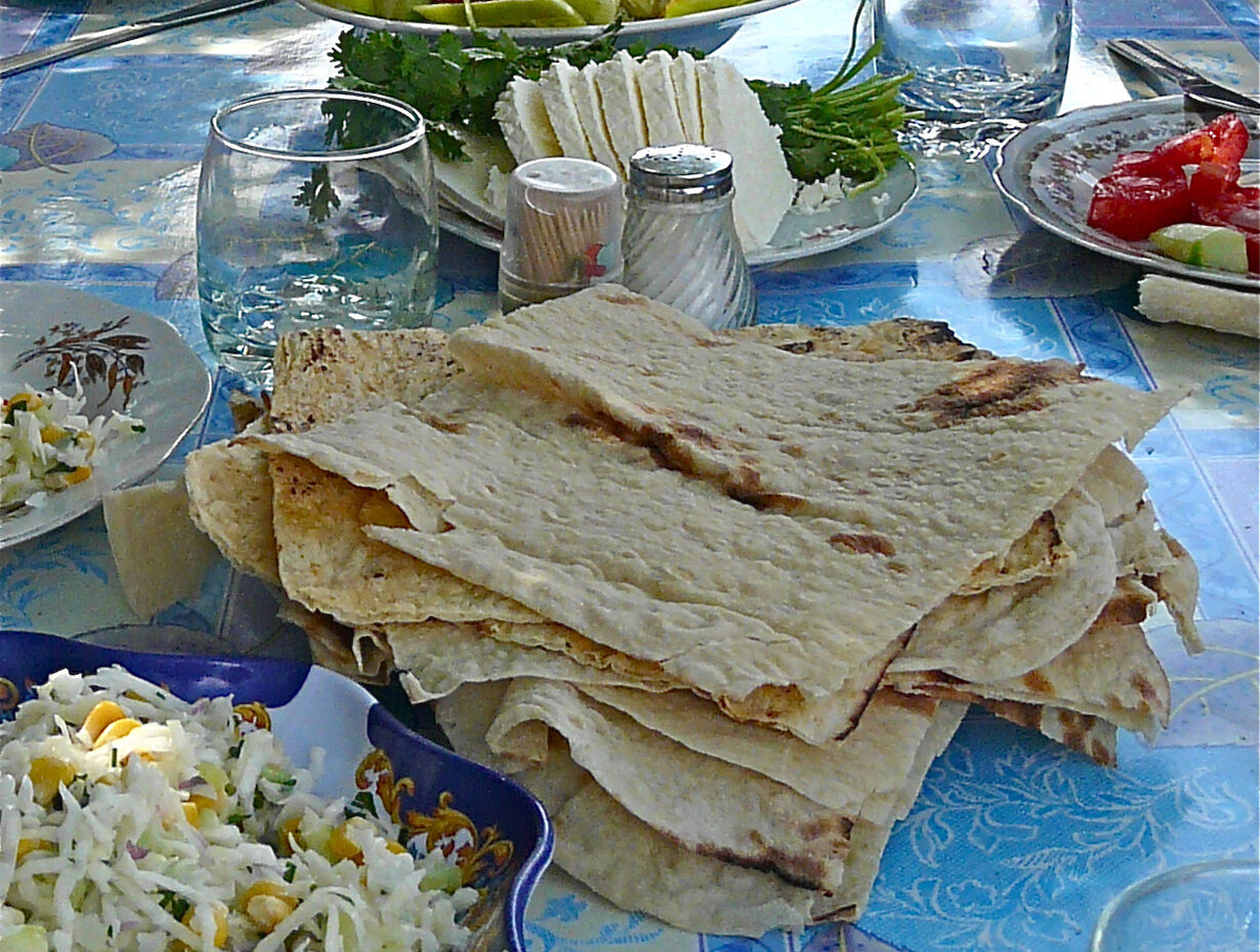    Армянский лаваш – это съедобная летопись нации, тонкий лист истории, выпеченный в пламени традиции. Фото: spyurk.cyou