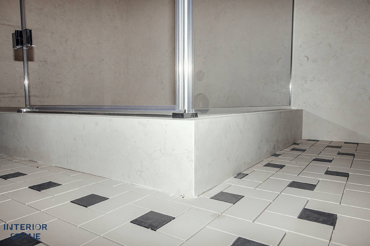 Санузел с душевой из натурального мрамора Бьянко Перлина