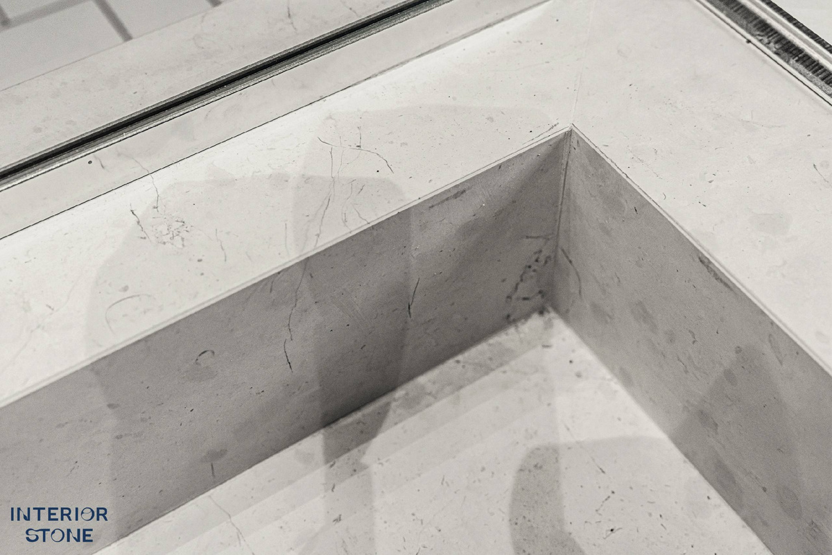 Санузел с душевой из натурального мрамора Бьянко Перлина