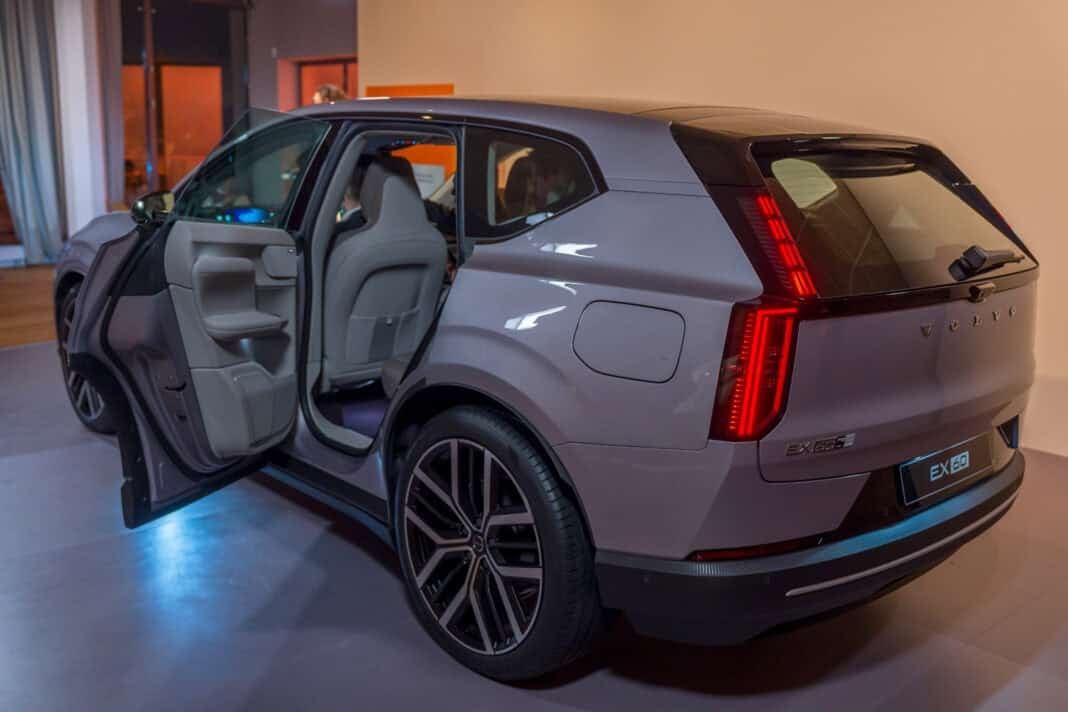 Volvo выпустила кроссовер будущего: ИИ от Google и ни одной дверной ручки. Источник иллюстрации - Яндекс.Картинки