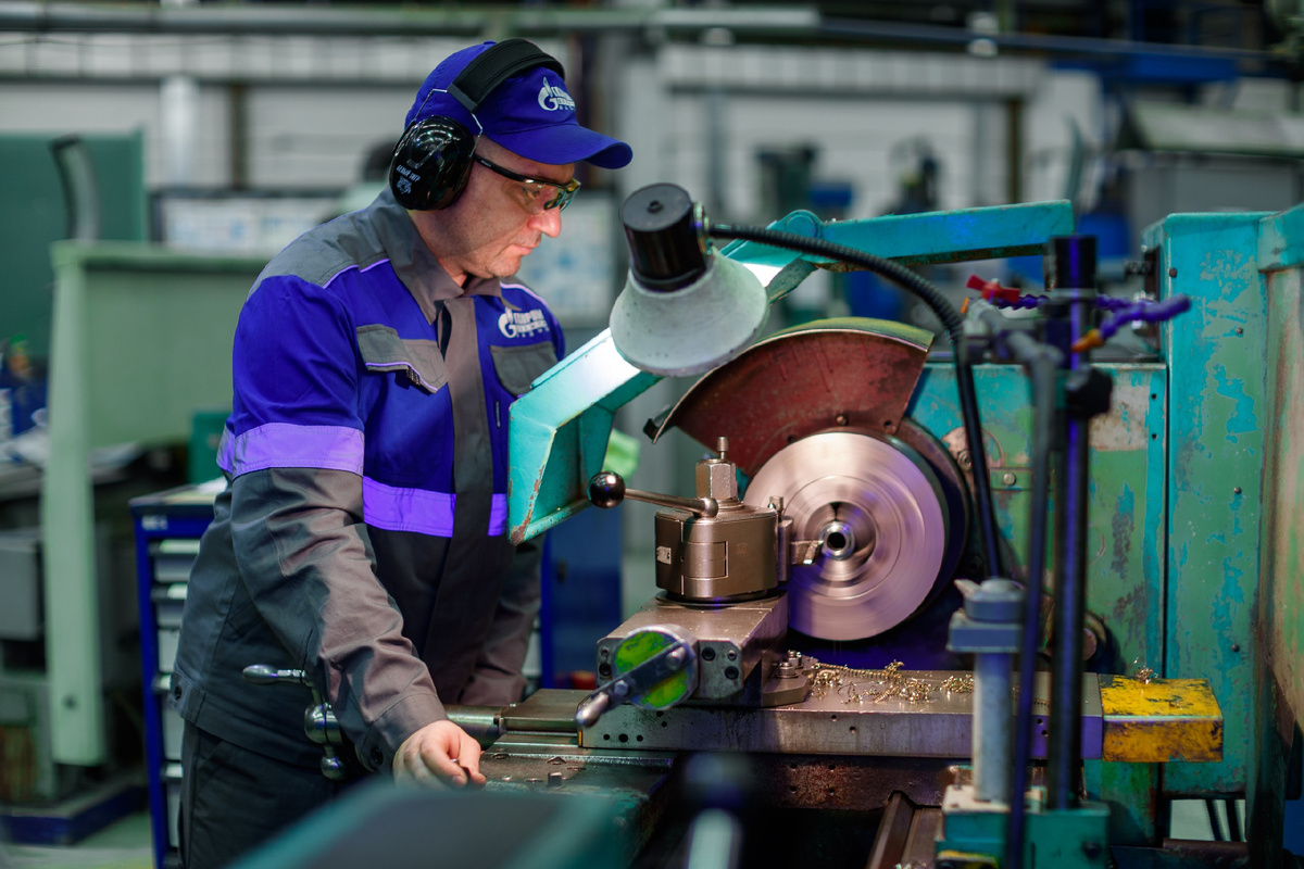 Александр Максимов вытачивает запчасти для технологического оборудования