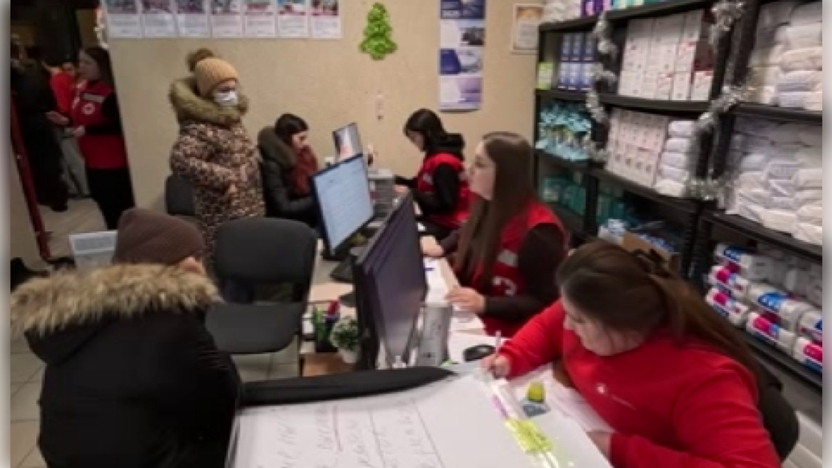    В Курске волонтеры Российского Красного Креста выдают зимние детские комбинезоны малоимущим семьям