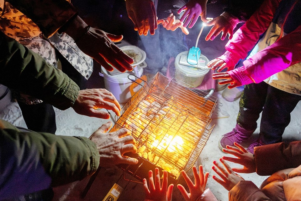    Люди жгут костры во дворах и ругают власть REUTERS