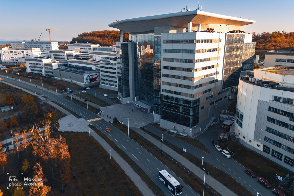 Кампус расположен на острове Русский, рядом с Владивостоком. Кампус – это современный университетский город с развитой инфраструктурой: учебные и жилые корпуса, спорткомплексы, магазины, парк и набережная. 