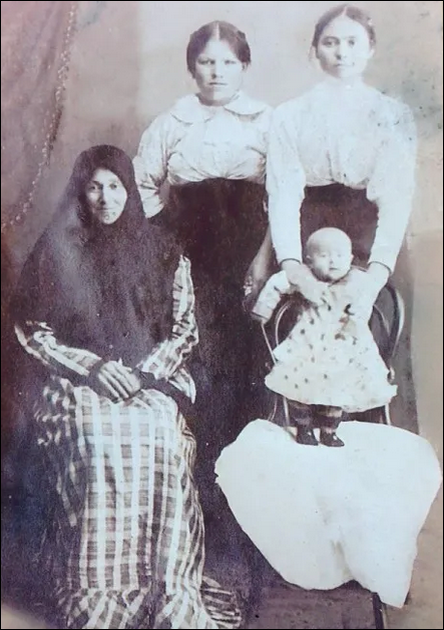 Анискина Марфа Михайловна с дочерьми.