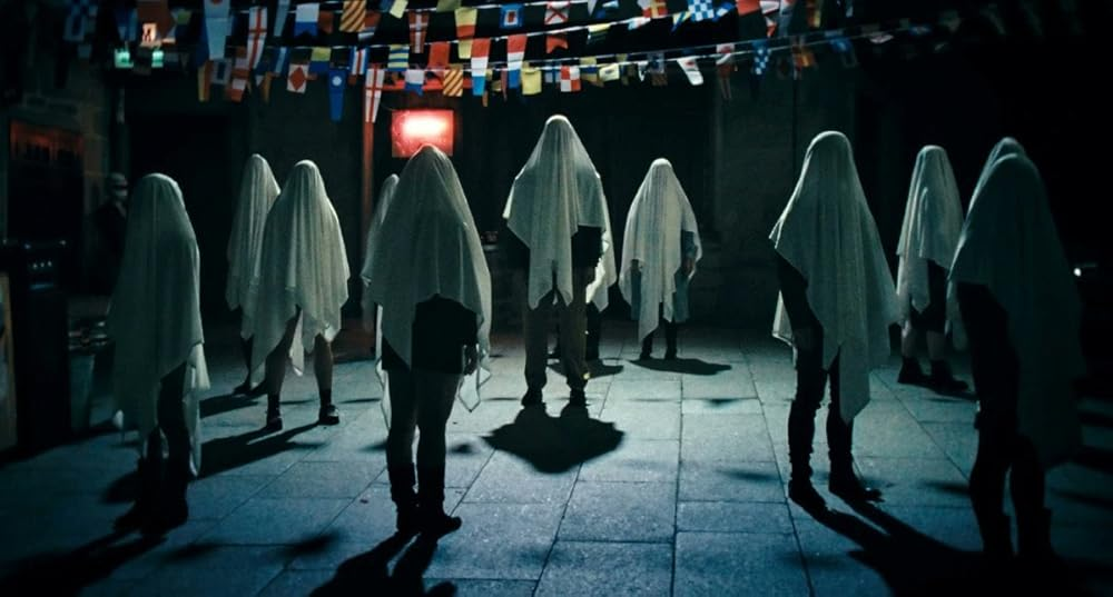 Кадр из фильма «Romería». Режиссер: Карла Симон. Производство: 3Cat, Comunidad de Madrid, Crea SGR, Dos Soles Media, Elástica Films, Gobierno de España, Institut Català de les Empreses Culturals (ICEC), Instituto de Crédito Oficial (ICO), Instituto de la Cinematografia y de las Artes Audiovisuales, Movistar+, Netflix, Radio Televisión Española (RTVE), Romer?a Vigo, Televisión de Galicia (TVG) S.A., Ventall Cinema, Vodafone, Xunta de Galicia, ZDF/Arte