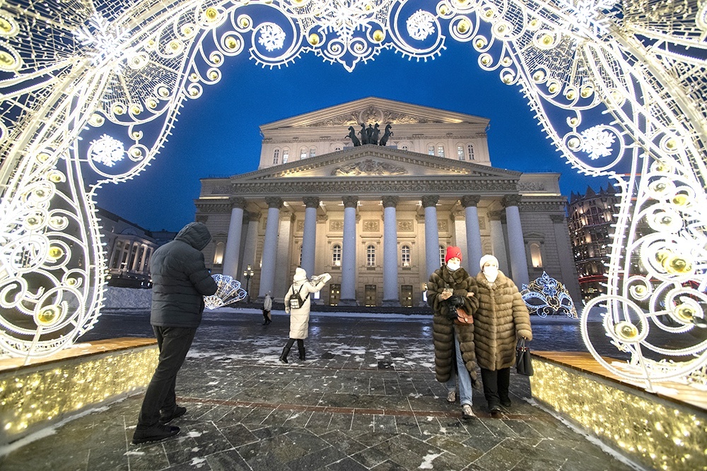    Уличные украшения на Театральной площади у Большого театра. / Фото: Максим Блинов/ РИА Новости