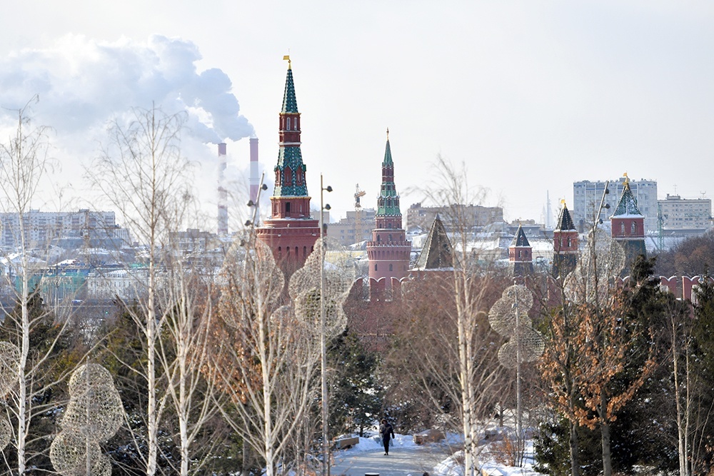    Вид на Кремль со стороны парка "Зарядье". / Фото: Павел Бедняков/ РИА Новости