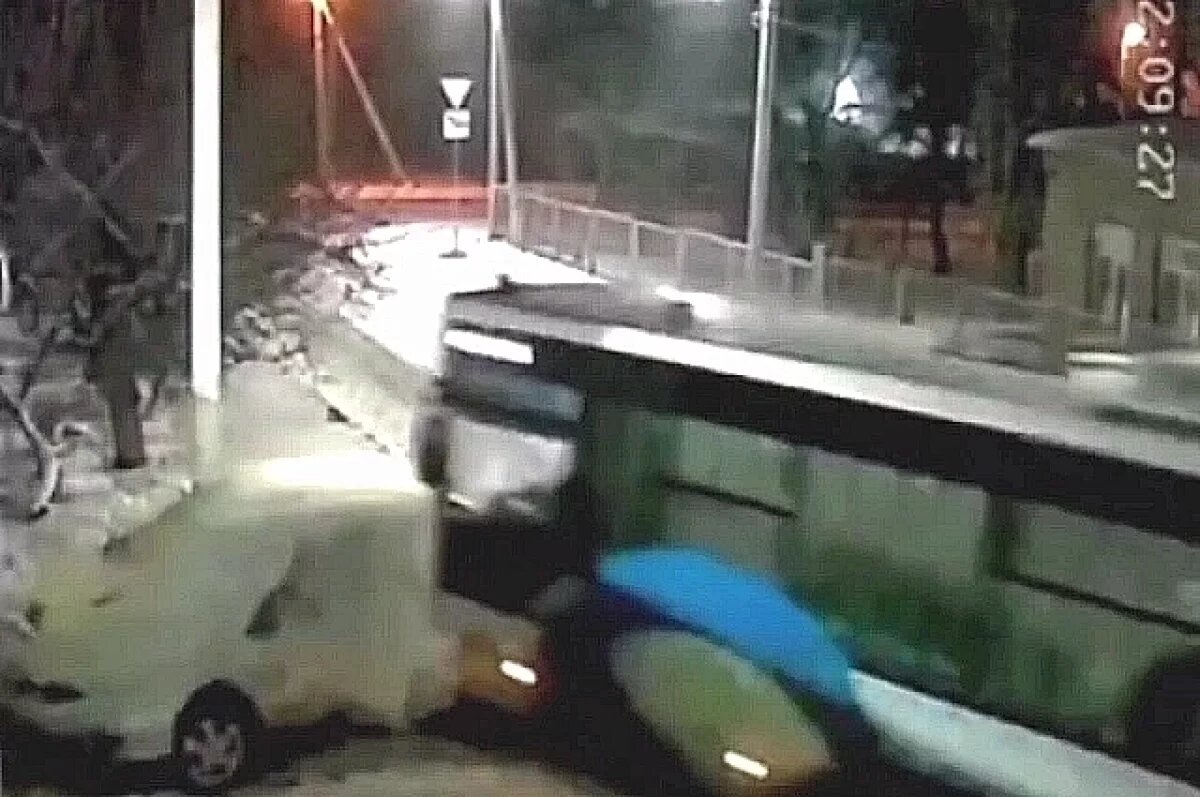    В Сети появилось видео с автобусом, раздавившим две легковушки в Волгограде