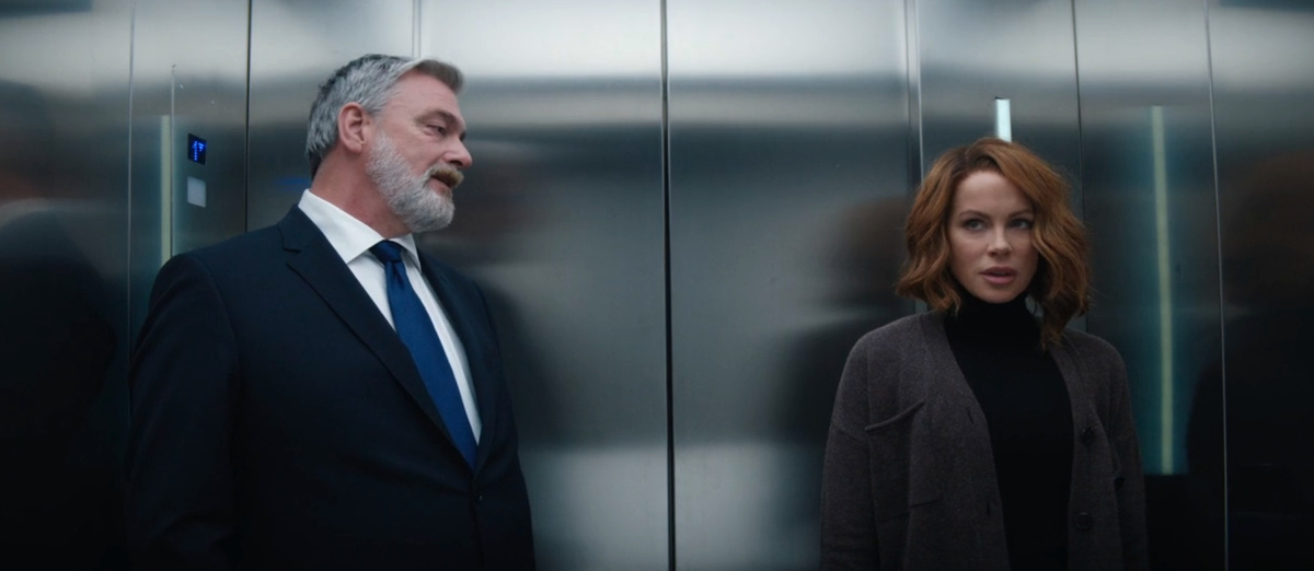 Кадр из кинофильма "Досье "Черная канарейка", 2024 г., режиссер Пьер Морель, сценарист Мэттью Кеннеди, композитор Джессика Вайс (скриншот)