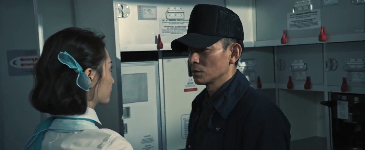 Кадр из кинофильма "Высокое напряжение", 2024 г., режиссер Оксид Чун Панг, Лау Хо-Люн, сценарист Ю Бай, Сун Чан (скриншот)