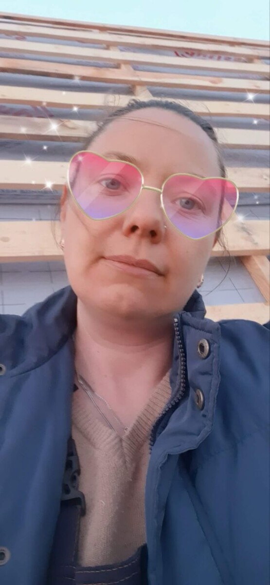 На фоне крыши с мембраной.