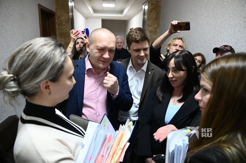    Адвокат Максим Шестопалов (слева) Ольга ЮШКОВА