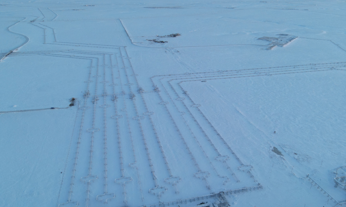 По этим так называемым ниткам добытый газ будет поступать на установку комплексной подготовки газа
