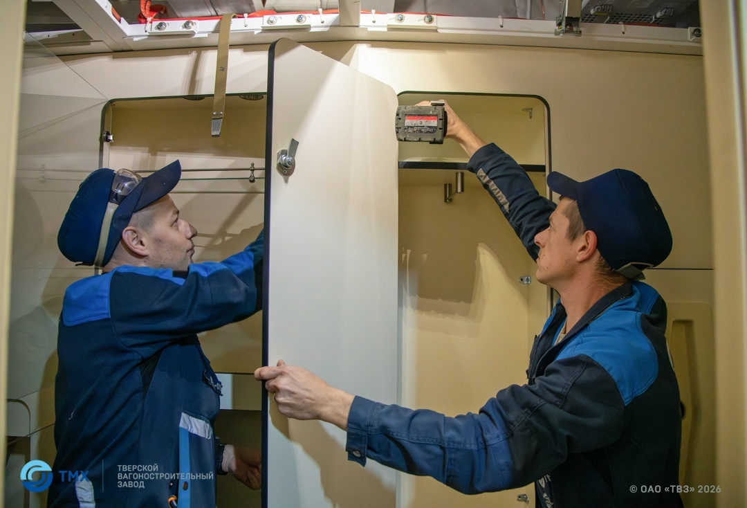 Слесари механосборочных работ Сергей Сильченко и Андрей Бушуев устанавливают мебель тормозного конца вагона