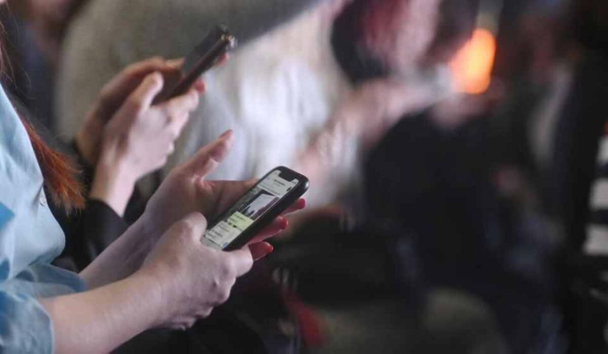     Люди с мобильными телефонами. Источник: spb.kp.ru Автор фото: Алексей Булатов