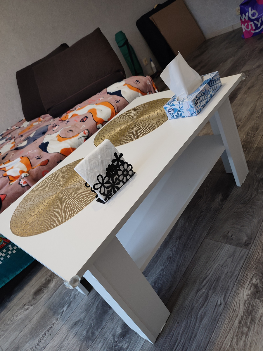 Столик специально для этой квартиры покупала тогда