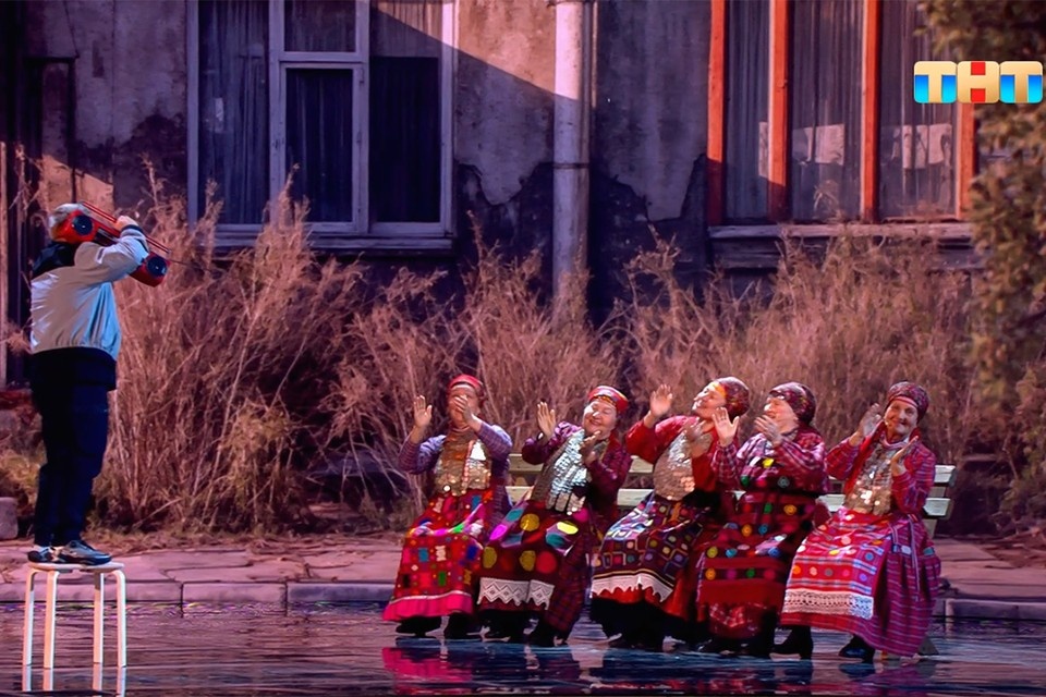    Витя АК47 и «Бурановские бабушки» кадр с видео ТНТ.