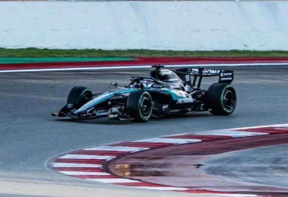    Лидерство Mercedes и первые красные флаги. Итоги первых 2 часов тестов Ф1 в БарселонеСоцсети