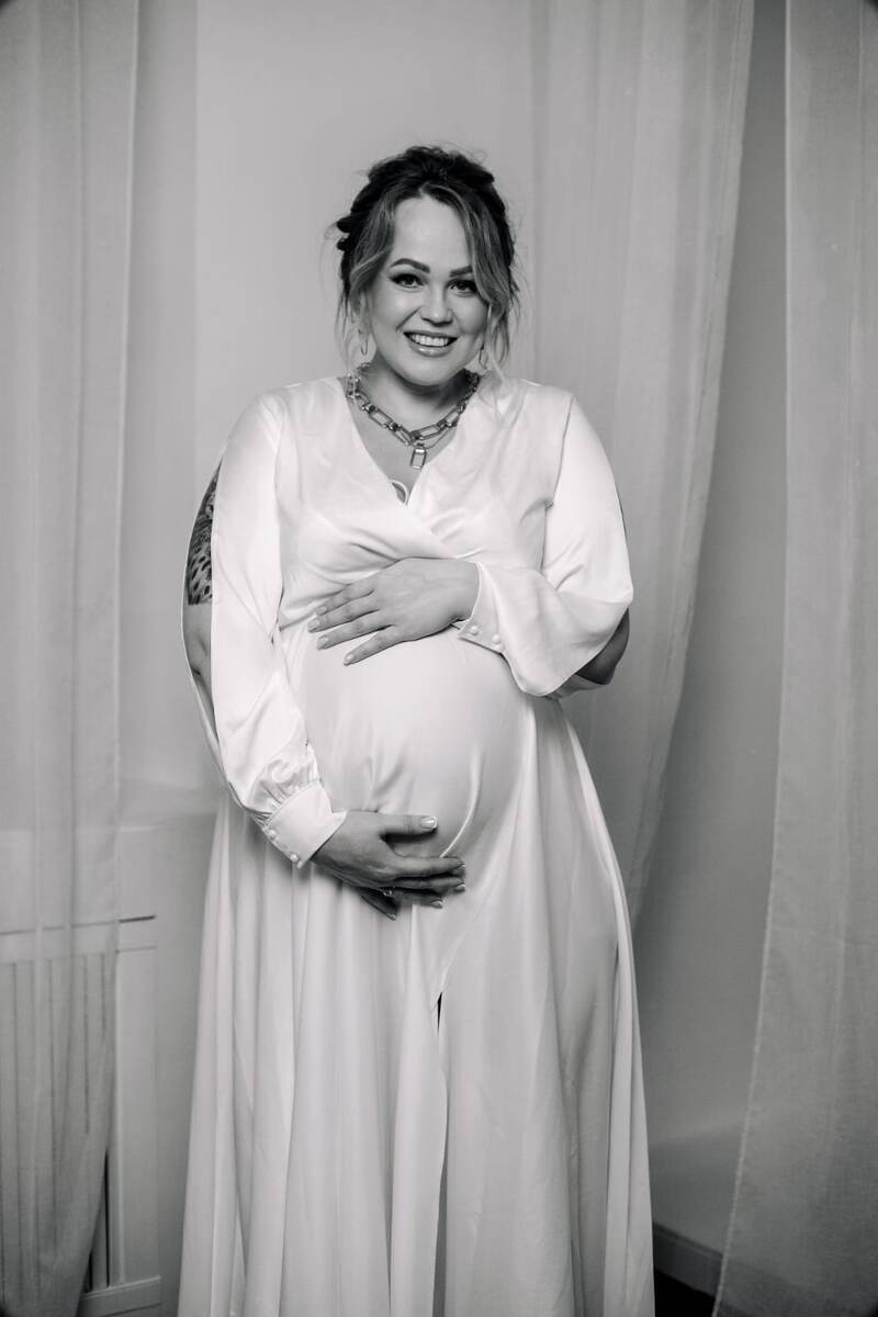 "Любимый жанр - мелодрама. И моя жизнь такая же!" У Ларисы любящие и любимые муж и дочь. Сейчас вся семья ждет второго ребенка. 